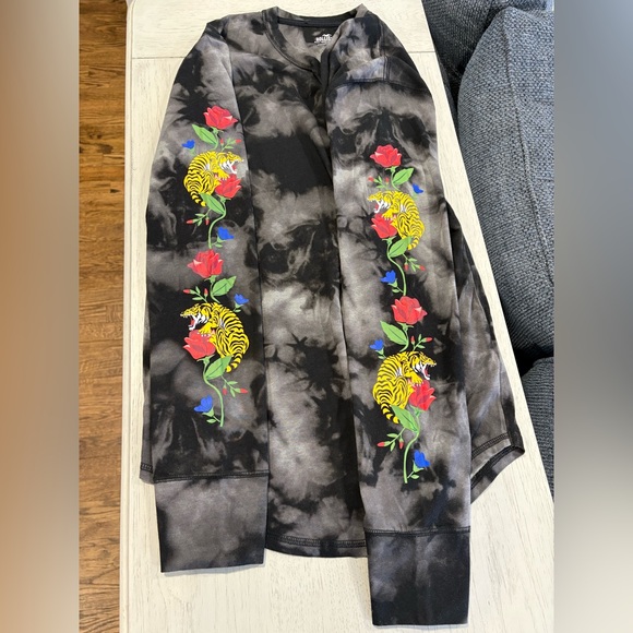 Hollister Black and Gray Curved Hem Tee - Picture 5 of 10